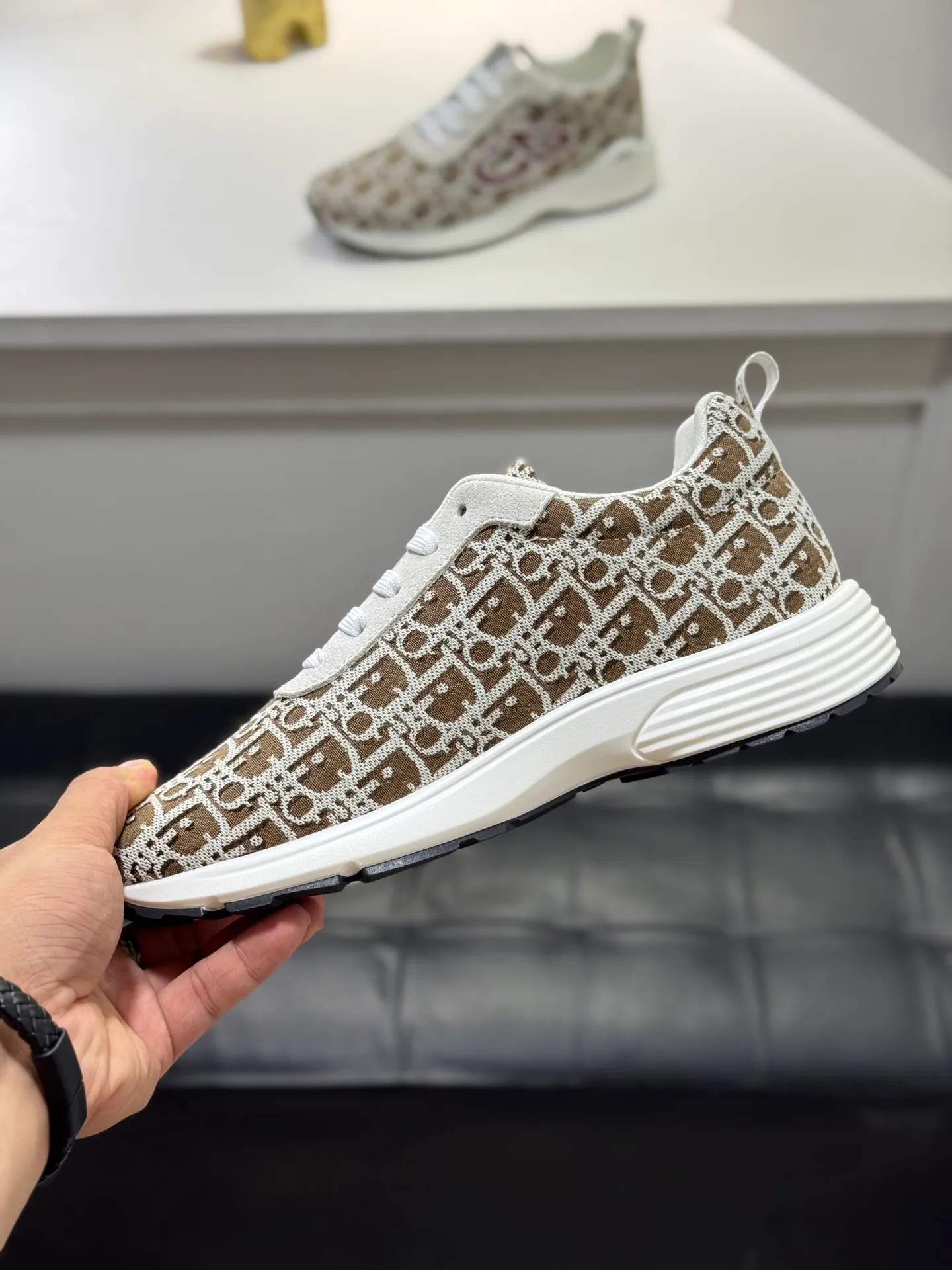 Men's shoes 💰420 [New style] 🏵️🏵️Original quality! Dior🔥Christan Dior (Dior) hot style [new style]⚠⚠️Top purchasing agent🔍🔍Men's HK counters are on sale simultaneously. Sole: The original sole is specially provided by the original factory. The exclusive movable molded sole is super comfortable. The original factory follows the order. 🔍🔍The high-quality multi-color splicing design is exquisite and unique, with canvas upper and mesh lining💪Details determine the quality. We only make shoes with care. You can go in and out of the counter at will. Welcome to compare🇮🇹Size: 38-44 (45 customized)